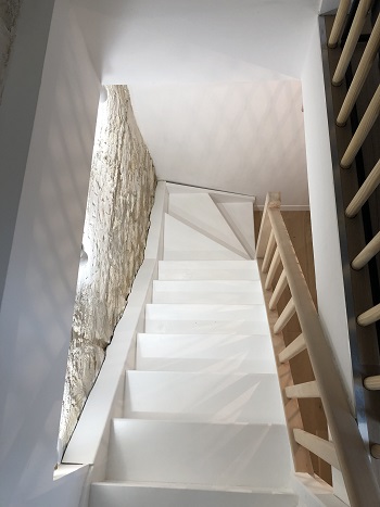 decoration-pierre-apparente-escalier-blanc
